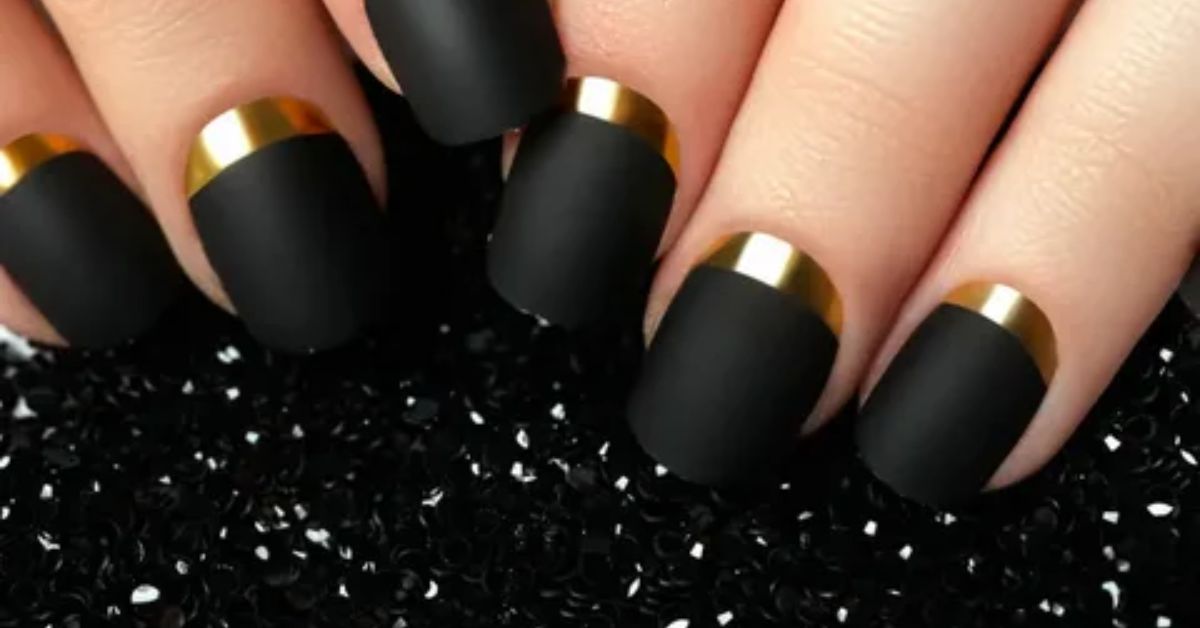 Simple Black And Gold Nails